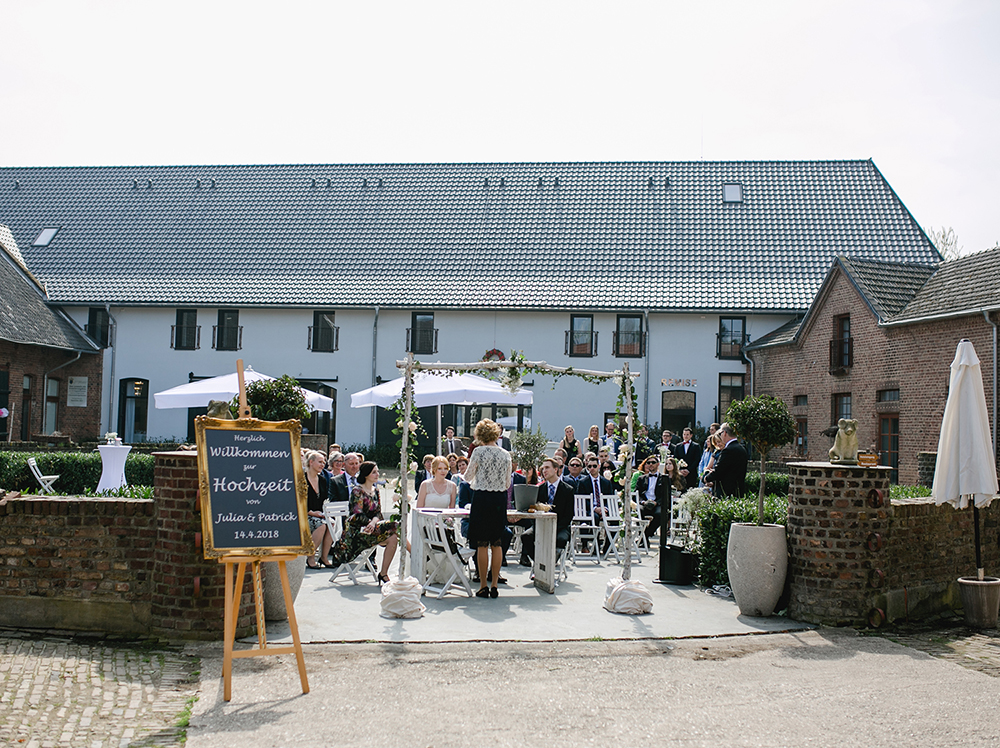 Die Location auf Gut Hohenholz bietet die Möglichkeit der standesamtlichen Hochzeit unter freiem Himmel - Fotografin: Sonja Yasmin Fotografie, Hochzeitsfotografin in Köln, Bonn und ganz NRW, Fotografin für Portraitfotos und Familienfotos