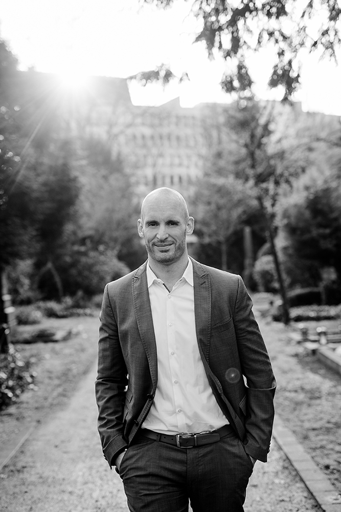 Businessportrait von einem Mann im Anzug im Gegenlicht - Fotografin: Sonja Yasmin Fotografie, Hochzeitsfotografin in Köln, Bonn und ganz NRW, Fotografin für Portraitfotos und Familienfotos