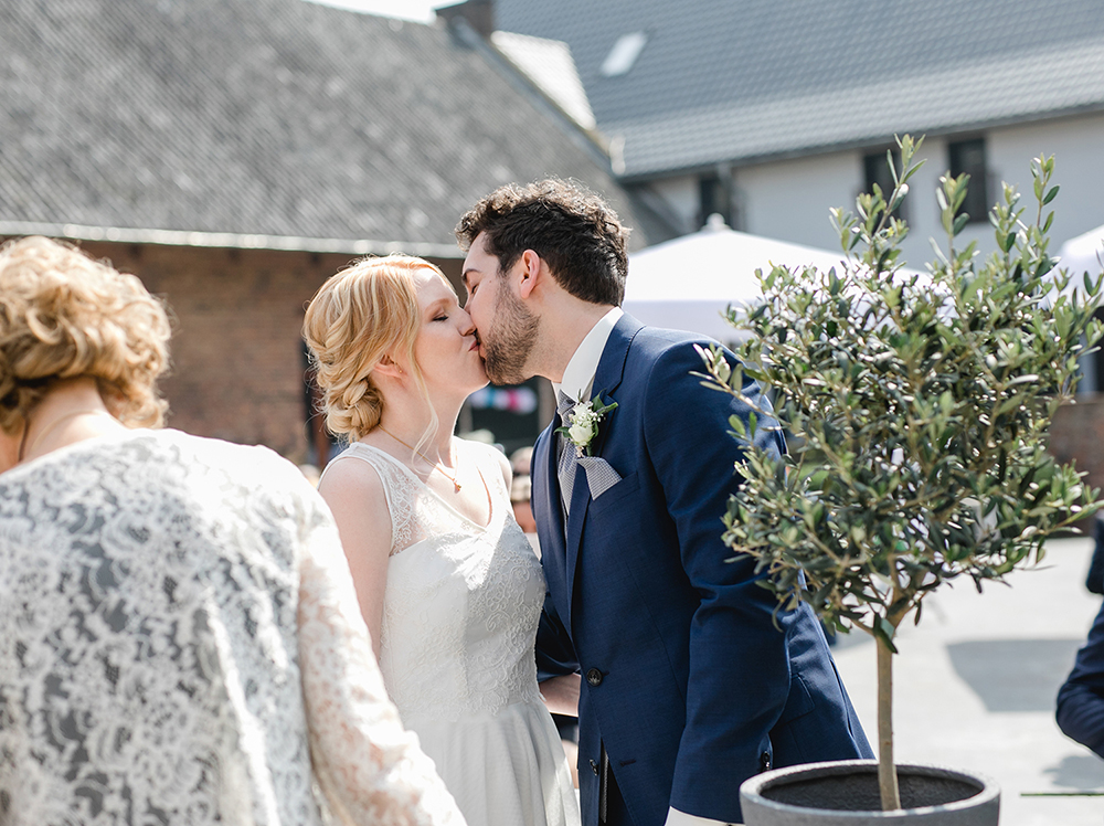 Der erste Kuss nach dem Ringtausch des Brautpaares bei der standesamtlichen Hochzeit auf Gut Hohenholz - Fotografin: Sonja Yasmin Fotografie, Hochzeitsfotografin in Köln, Bonn und ganz NRW, Fotografin für Portraitfotos und Familienfotos