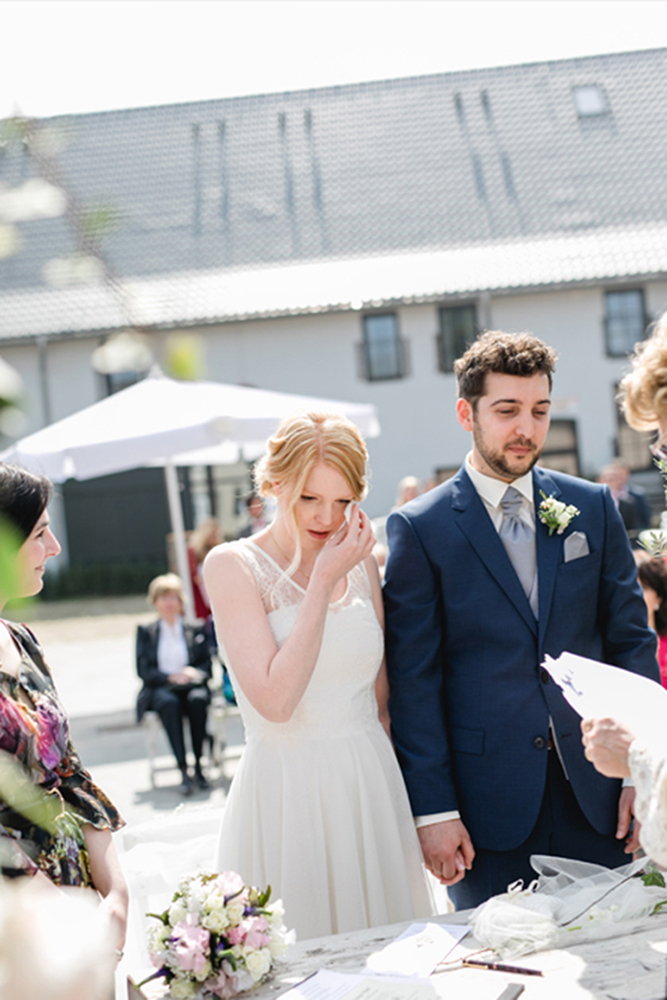 Die emotionale Braut bei der standesamtlichen Hochzeit auf Gut Hohenholz - Fotografin: Sonja Yasmin Fotografie, Hochzeitsfotografin in Köln, Bonn und ganz NRW, Fotografin für Portraitfotos und Familienfotos