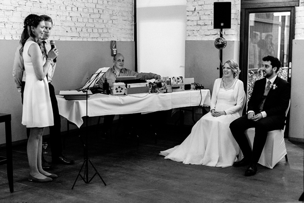 Braut und Bräutigam bei einer Rede der Trauzeugen am Abend der Hochzeit auf dem Gut Hohenholz - Fotografin: Sonja Yasmin Fotografie, Hochzeitsfotografin in Köln, Bonn und ganz NRW, Fotografin für Portraitfotos und Familienfotos