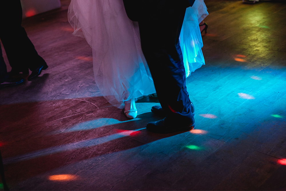 Detailfoto der Füße vom tanzenden Brautpaar am Abend bei der Party im Gut Hohenholz - Fotografin: Sonja Yasmin Fotografie, Hochzeitsfotografin in Köln, Bonn und ganz NRW, Fotografin für Portraitfotos und Familienfotos
