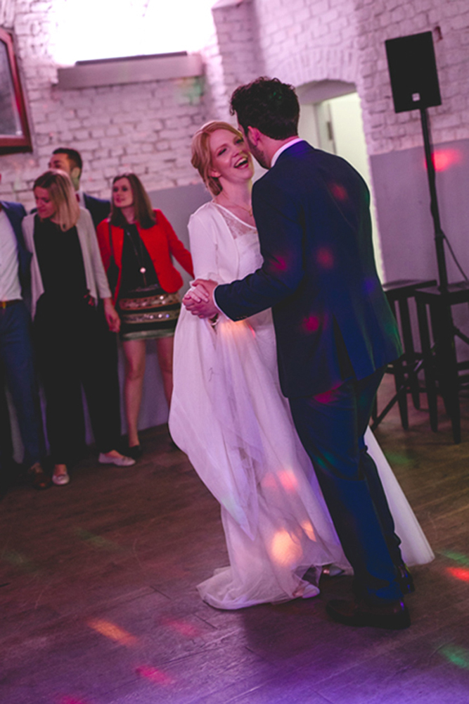 Die lachende Braut beim Paartanz am Abend der Hochzeit auf dem Gut Hohenholz - Fotografin: Sonja Yasmin Fotografie, Hochzeitsfotografin in Köln, Bonn und ganz NRW, Fotografin für Portraitfotos und Familienfotos