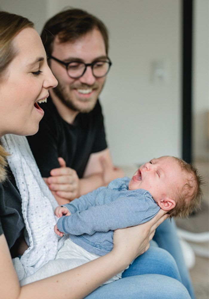 Die Eltern beim Familinshooting mit Baby zu Hause - Fotografin: Sonja Yasmin Fotografie, Hochzeitsfotografin in Köln, Bonn und ganz NRW, Fotografin für Portraitfotos und Familienfotos