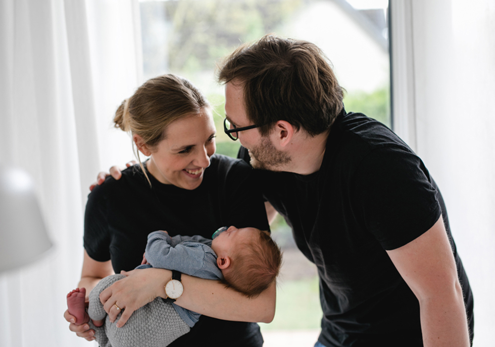 Familie beim Babyshooting zu Hause - Fotografin: Sonja Yasmin Fotografie, Hochzeitsfotografin in Köln, Bonn und ganz NRW, Fotografin für Portraitfotos und Familienfotos