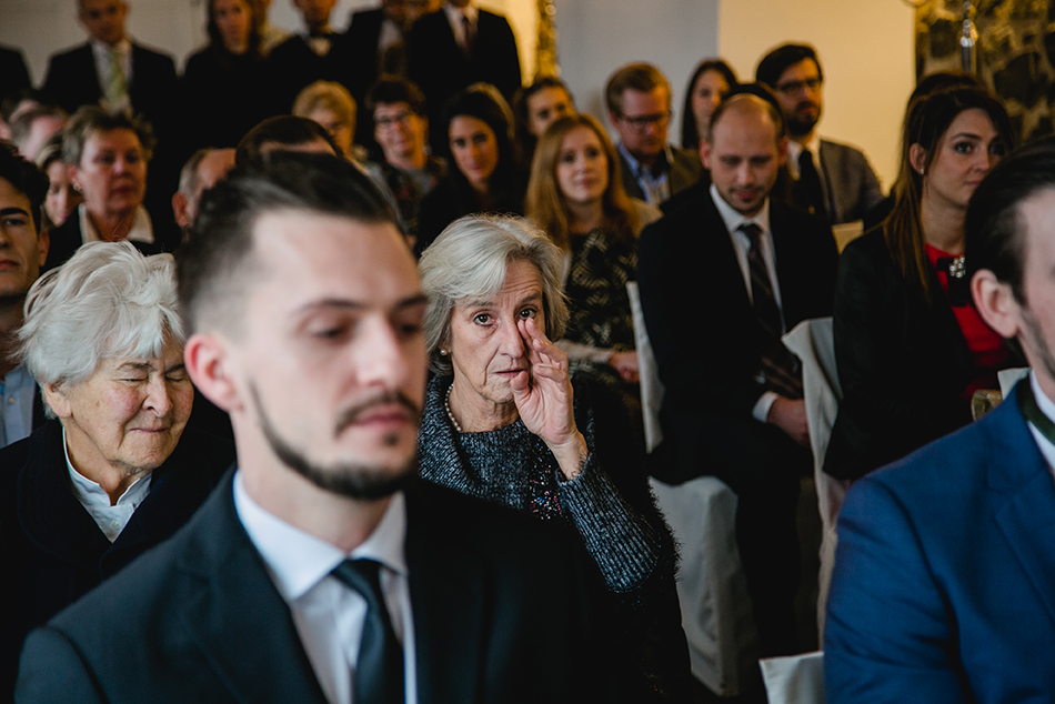 Die Gäste sind gerührt bei der standesamtlichen Hochzeit am Rolandsbogen - Fotografin: Sonja Yasmin Fotografie, Hochzeitsfotografin in Köln, Bonn und ganz NRW, Fotografin für Portraitfotos und Familienfotos