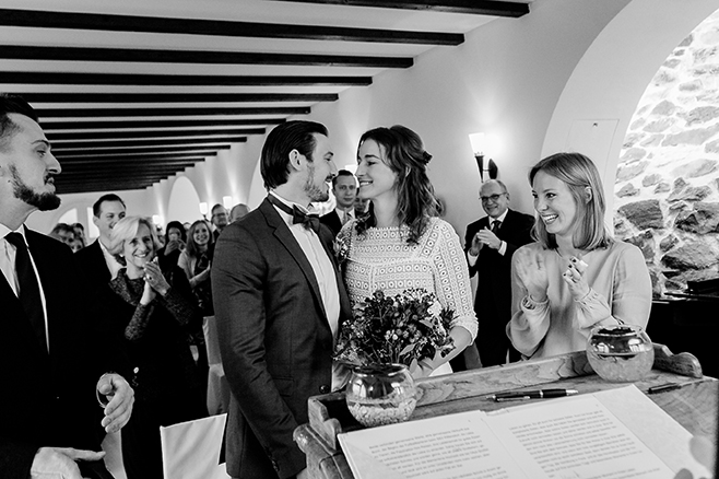 Die Gäste applaudieren dem Brautpaar im Standesamt am Rolandsbogen - Fotografin: Sonja Yasmin Fotografie, Hochzeitsfotografin in Köln, Bonn und ganz NRW, Fotografin für Portraitfotos und Familienfotos