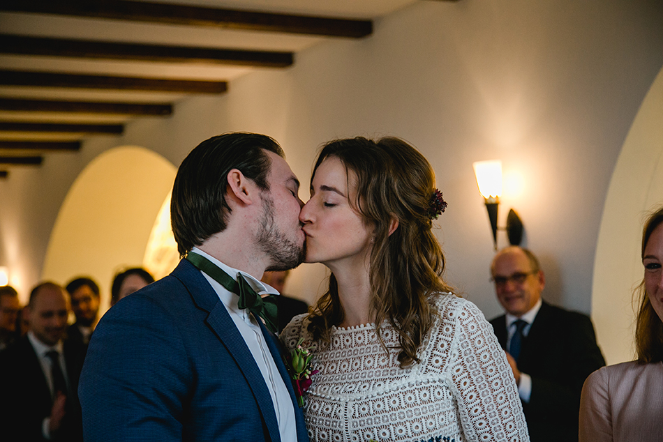 Das Brautpaar küsst sich nach dem Ja Wort bei der standesamtlichen Trauung am Rolandbogen - Fotografin: Sonja Yasmin Fotografie, Hochzeitsfotografin in Köln, Bonn und ganz NRW, Fotografin für Portraitfotos und Familienfotos