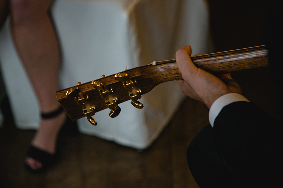 Detailaufnahme der Gitarre des Musikers Christian Meringolo - Fotografin: Sonja Yasmin Fotografie, Hochzeitsfotografin in Köln, Bonn und ganz NRW, Fotografin für Portraitfotos und Familienfotos