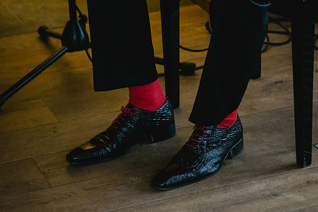 Die Schuhe und roten Socken gehören zu dem Musiker Christian Meringolo - Fotografin: Sonja Yasmin Fotografie, Hochzeitsfotografin in Köln, Bonn und ganz NRW, Fotografin für Portraitfotos und Familienfotos