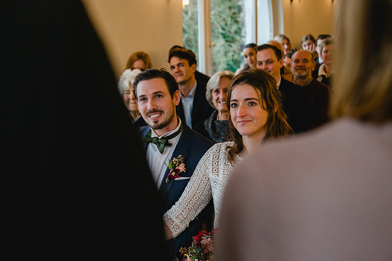 Das Brautpaar während der standesamtlichen Trauung am Rolandsbogen - Fotografin: Sonja Yasmin Fotografie, Hochzeitsfotografin in Köln, Bonn und ganz NRW, Fotografin für Portraitfotos und Familienfotos