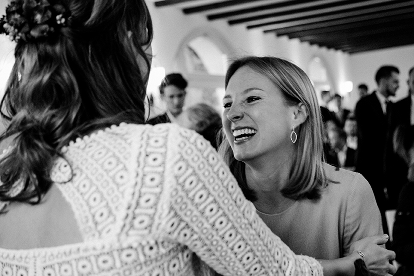 Die Trauzeugin mit der Braut nach der Trauung am Rolandsbogen - Fotografin: Sonja Yasmin Fotografie, Hochzeitsfotografin in Köln, Bonn und ganz NRW, Fotografin für Portraitfotos und Familienfotos