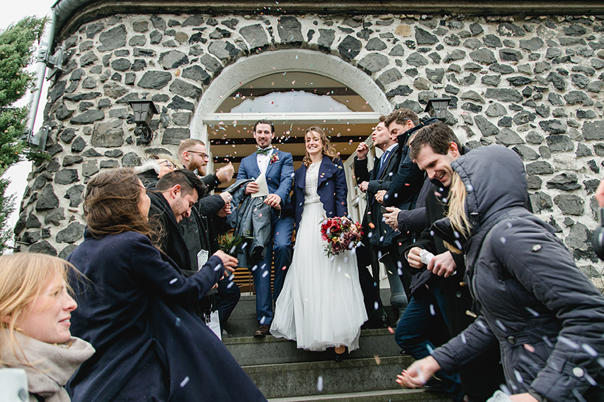 Das Brautpaar wird nach der standesamtlichen Trauung von den Gästen mit Konfetti empfangen - Fotografin: Sonja Yasmin Fotografie, Hochzeitsfotografin in Köln, Bonn und ganz NRW, Fotografin für Portraitfotos und Familienfotos