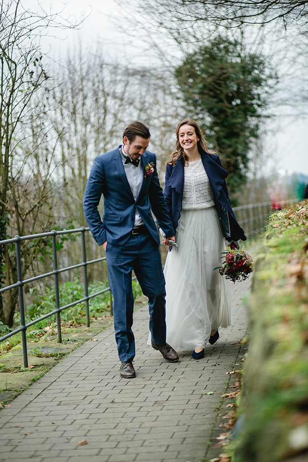 Das Brautpaar auf dem Weg nach der standesamtlichen Hochzeit am Rolandsbogen - Fotografin: Sonja Yasmin Fotografie, Hochzeitsfotografin in Köln, Bonn und ganz NRW, Fotografin für Portraitfotos und Familienfotos