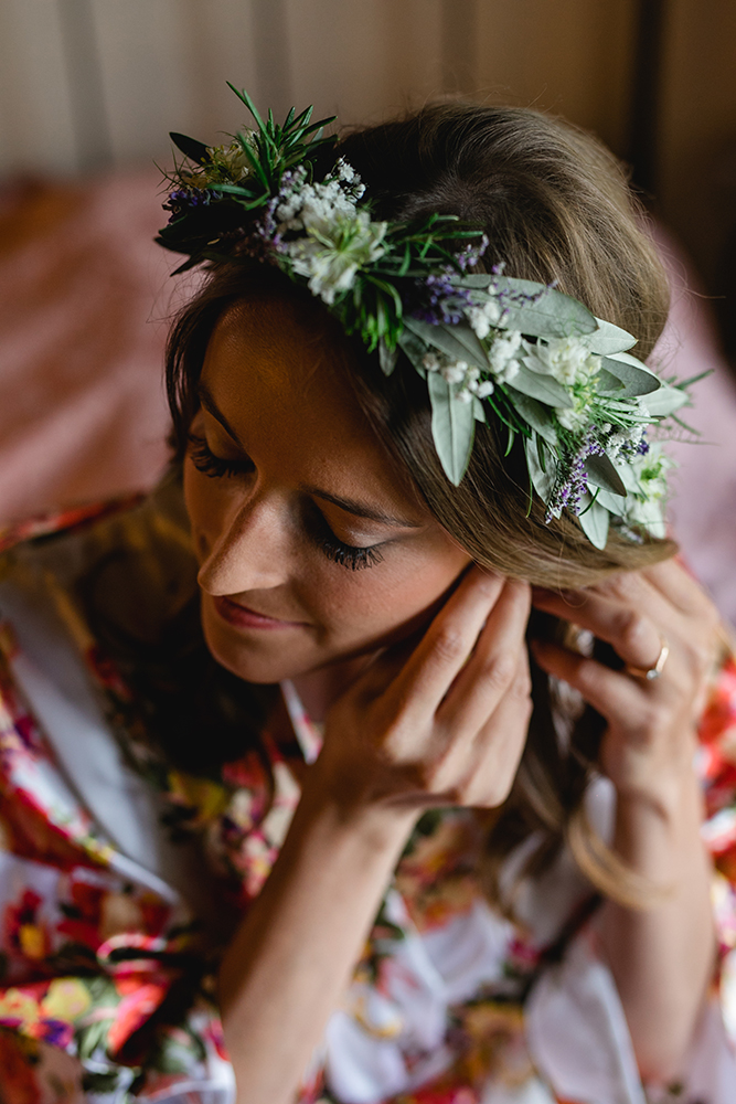 Die Braut beim Getting Ready am Hochzeitstag in der Toskana zieht ihre Ohrringe an Fotografin: Sonja Yasmin Fotografie, Hochzeitsfotografin in Köln, Bonn und ganz NRW, Fotografin für Portraitfotos und Familienfotos
