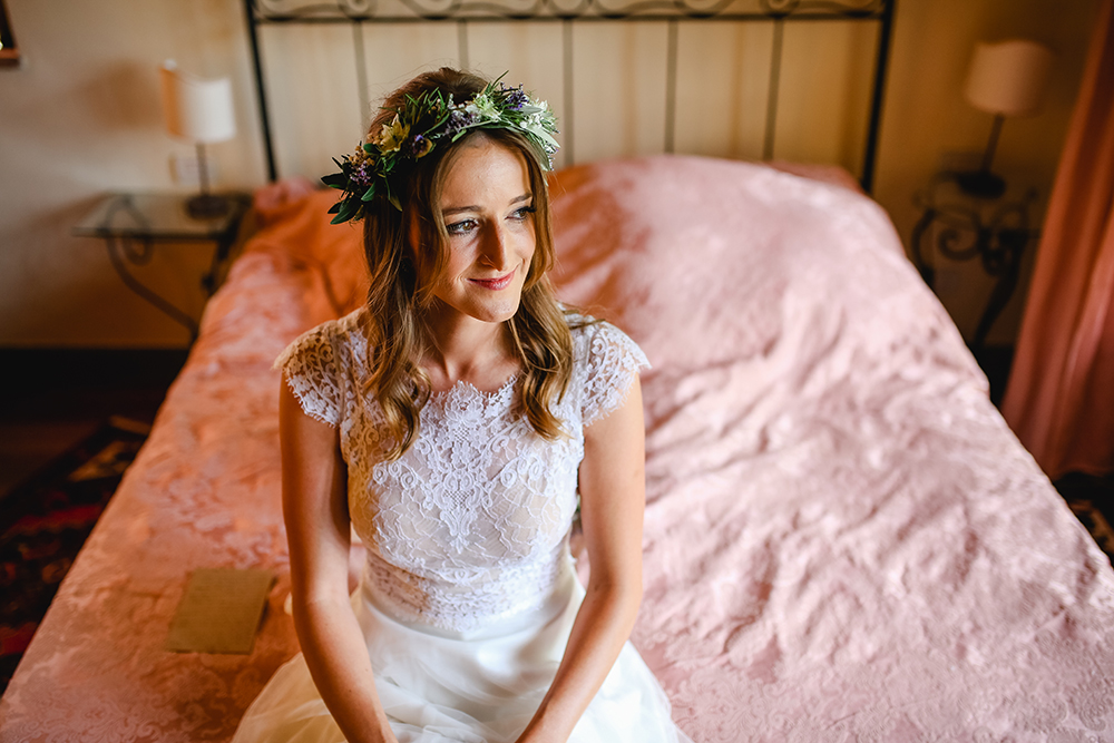 Die Braut beim Getting Ready trägt einen Blumenkranz im Hotelzimmer in der Toskana Fotografin: Sonja Yasmin Fotografie, Hochzeitsfotografin in Köln, Bonn und ganz NRW, Fotografin für Portraitfotos und Familienfotos