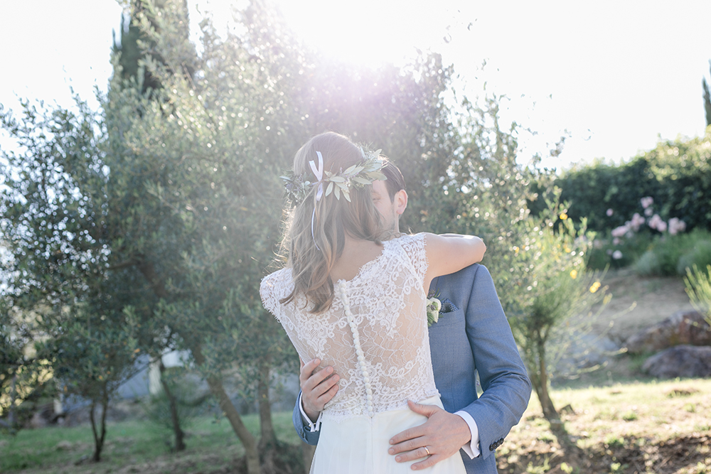 Braut und Bräutigam umarmen sich vor Olivenbäumen in der Toskana. Sie trägt ein wunderschönes Brautkleid - Fotografin: Sonja Yasmin Fotografie, Hochzeitsfotografin in Köln, Bonn und ganz NRW, Fotografin für Portraitfotos und Familienfotos