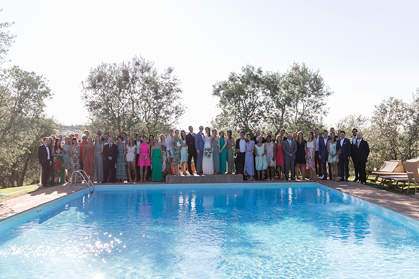 Das Gruppenfoto der gesamten Hochzeitsgesellschaft am Pool in der Toskana - Fotografin: Sonja Yasmin Fotografie, Hochzeitsfotografin in Köln, Bonn und ganz NRW, Fotografin für Portraitfotos und Familienfotos