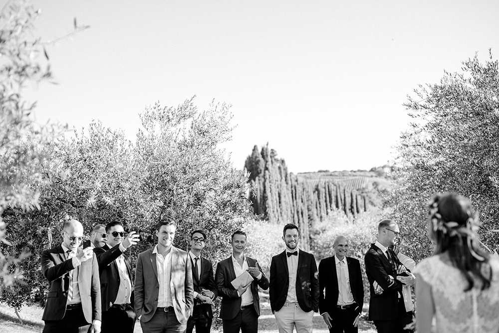 Die Jungs schauen beim Brautstrauss Wurf der Braut zu vor der wunderschönen Landschaft der Toskana. Dies ist ein Teil der Reportage der Hochzeit - Fotografin: Sonja Yasmin Fotografie, Hochzeitsfotografin in Köln, Bonn und ganz NRW, Fotografin für Portraitfotos und Familienfotos