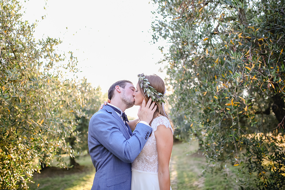 Braut und Bräutigam küssen sich inmitten der Olivenbäumen in der Toskana - Fotografin: Sonja Yasmin Fotografie, Hochzeitsfotografin in Köln, Bonn und ganz NRW, Fotografin für Portraitfotos und Familienfotos