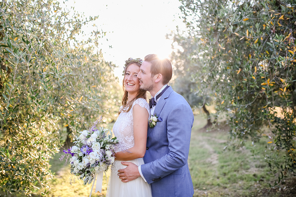 Das Brautpaar inmitten von Olivenbäumen in der Toskana - Fotografin: Sonja Yasmin Fotografie, Hochzeitsfotografin in Köln, Bonn und ganz NRW, Fotografin für Portraitfotos und Familienfotos