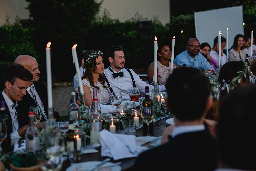 Das Brautpaar an einer langen Tafel mit Kerzen am Abend in der Toskana - Fotografin: Sonja Yasmin Fotografie, Hochzeitsfotografin in Köln, Bonn und ganz NRW, Fotografin für Portraitfotos und Familienfotos