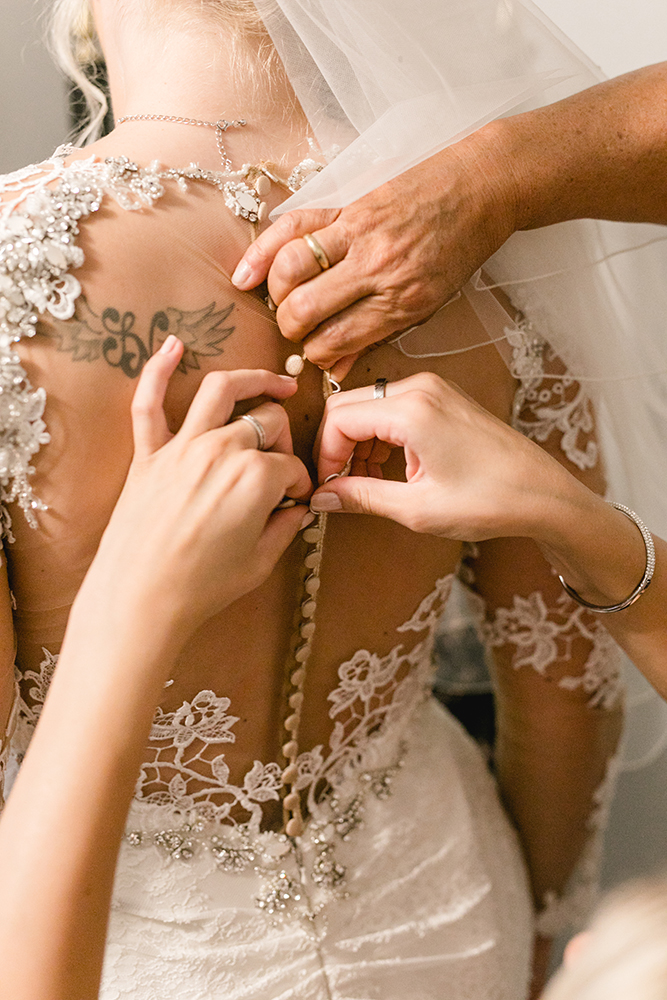 Braut im Brautkleid beim Getting Ready - Fotografin: Sonja Yasmin Fotografie, Hochzeitsfotografin in Köln, Bonn und ganz NRW, Fotografin für Portraitfotos und Familienfotos