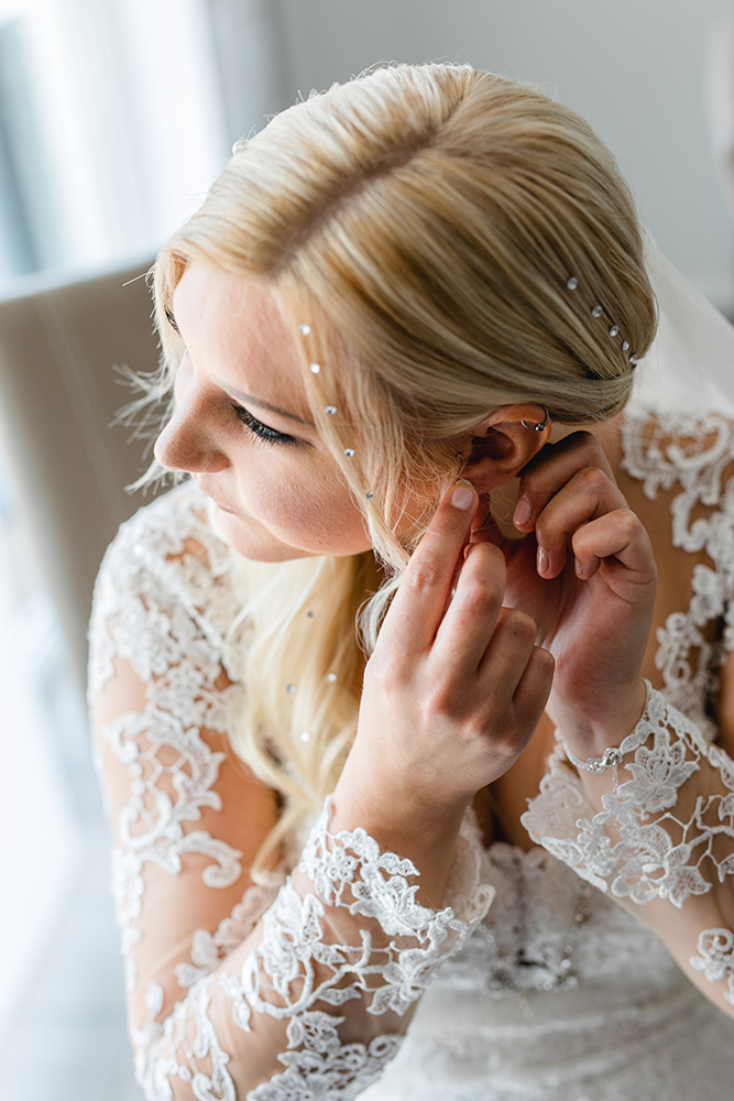 Braut beim Getting Ready zieht die Ohrringe an - Fotografin: Sonja Yasmin Fotografie, Hochzeitsfotografin in Köln, Bonn und ganz NRW, Fotografin für Portraitfotos und Familienfotos