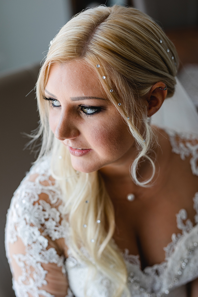 Portrait der Braut beim Getting Ready - Fotografin: Sonja Yasmin Fotografie, Hochzeitsfotografin in Köln, Bonn und ganz NRW, Fotografin für Portraitfotos und Familienfotos