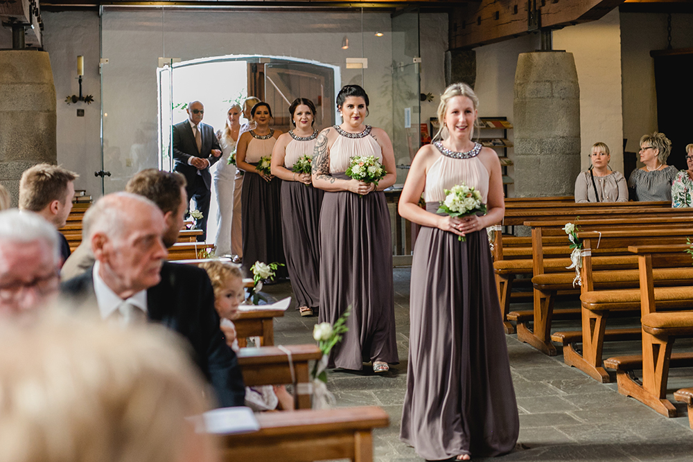 Brautjungfern beim reinkommen in die Kirche vor der Trauung - Fotografin: Sonja Yasmin Fotografie, Hochzeitsfotografin in Köln, Bonn und ganz NRW, Fotografin für Portraitfotos und Familienfotos