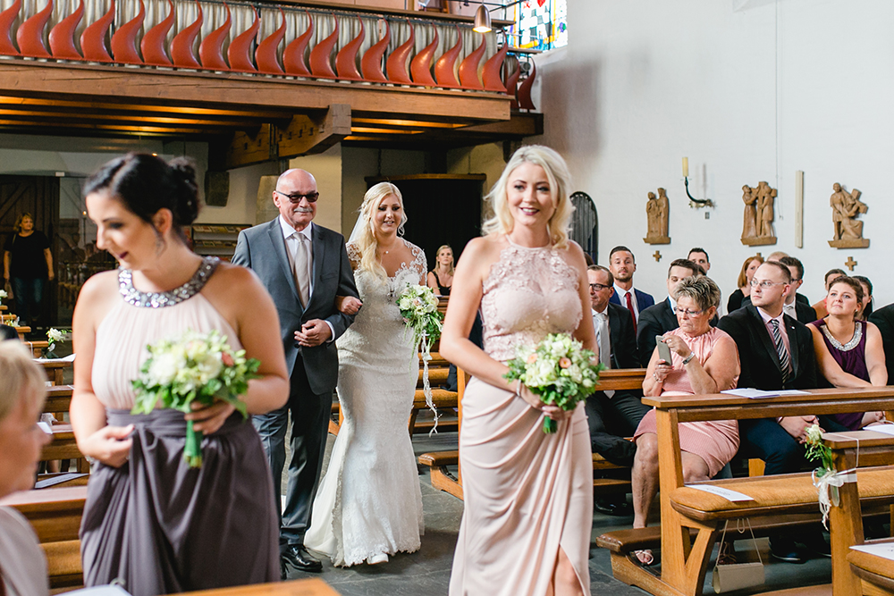 Reinkommen der Braut in die Kirche bei Hochzeitsreportage mit Begleitung und Trauzeugin - Fotografin: Sonja Yasmin Fotografie, Hochzeitsfotografin in Köln, Bonn und ganz NRW, Fotografin für Portraitfotos und Familienfotos