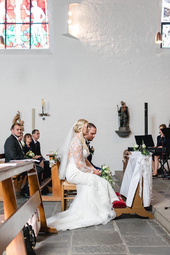 Braut und Bräutigam in der Kirche bei der Trauung - Fotografin: Sonja Yasmin Fotografie, Hochzeitsfotografin in Köln, Bonn und ganz NRW, Fotografin für Portraitfotos und Familienfotos
