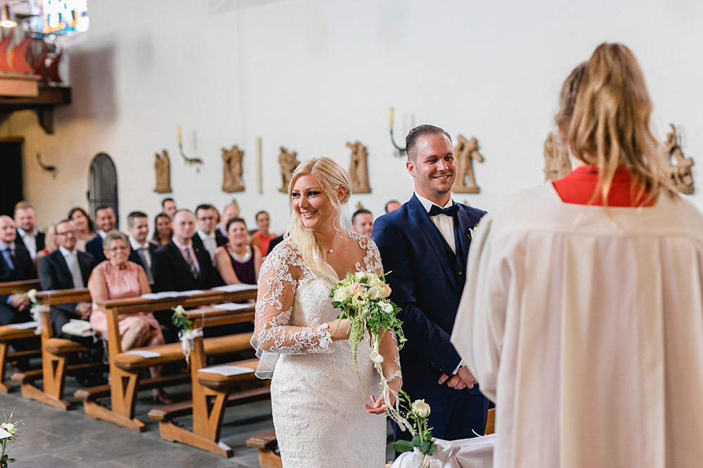 Das Brautpaar in der Kirche während der Trauung - Fotografin: Sonja Yasmin Fotografie, Hochzeitsfotografin in Köln, Bonn und ganz NRW, Fotografin für Portraitfotos und Familienfotos