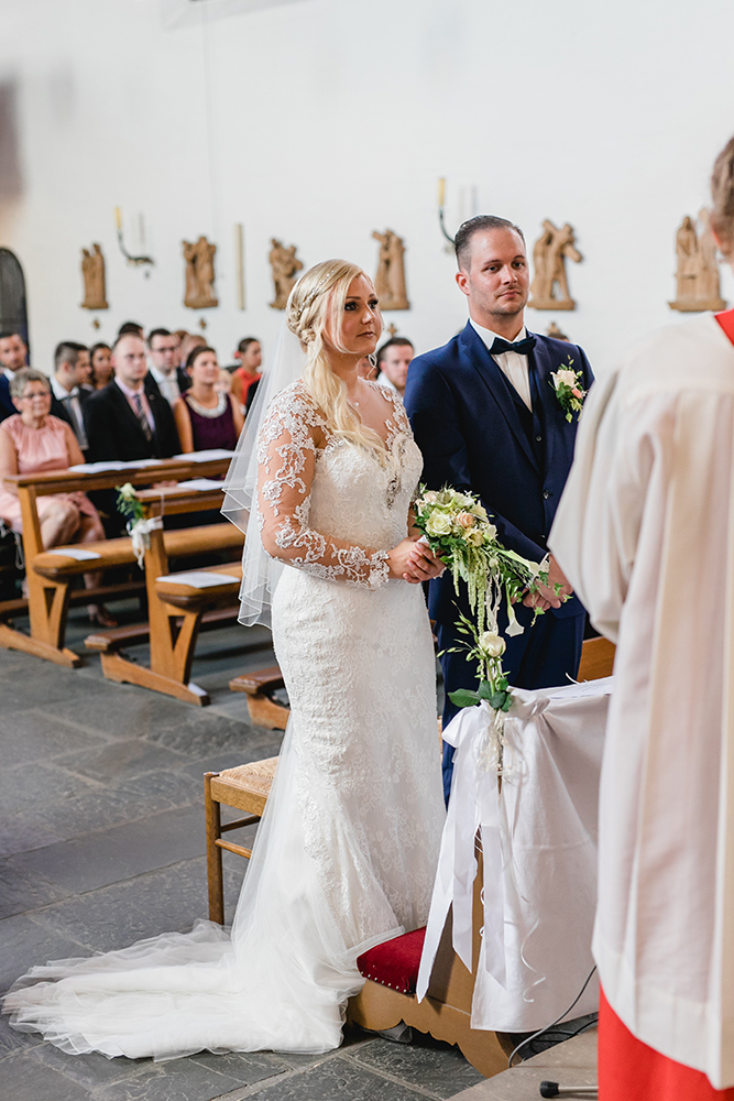 Brautpaar in der Kirche bei der Trauung - Fotografin: Sonja Yasmin Fotografie, Hochzeitsfotografin in Köln, Bonn und ganz NRW, Fotografin für Portraitfotos und Familienfotos