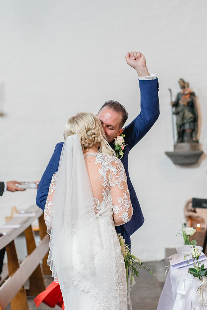 Bräutigam freut sich über das Ja Wort seiner Frau in der Kirche bei der Hochzeit - Fotografin: Sonja Yasmin Fotografie, Hochzeitsfotografin in Köln, Bonn und ganz NRW, Fotografin für Portraitfotos und Familienfotos