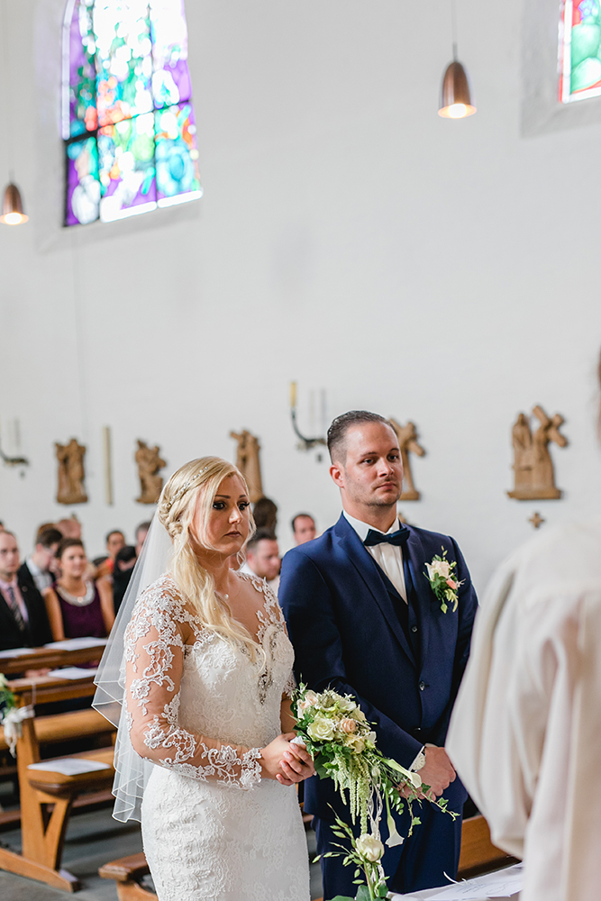 Das Brautpaar in der Kirche während der Trauung - Fotografin: Sonja Yasmin Fotografie, Hochzeitsfotografin in Köln, Bonn und ganz NRW, Fotografin für Portraitfotos und Familienfotos