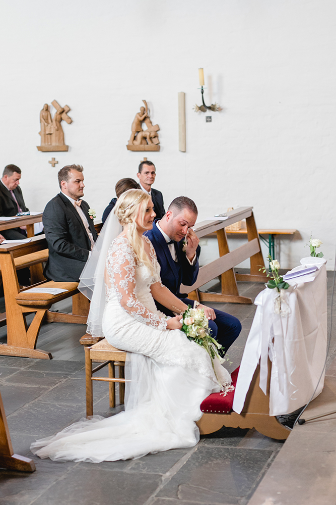 Der Bräutigam ist zu Tränen gerührt während der kirchlichen Trauung - Fotografin: Sonja Yasmin Fotografie, Hochzeitsfotografin in Köln, Bonn und ganz NRW, Fotografin für Portraitfotos und Familienfotos