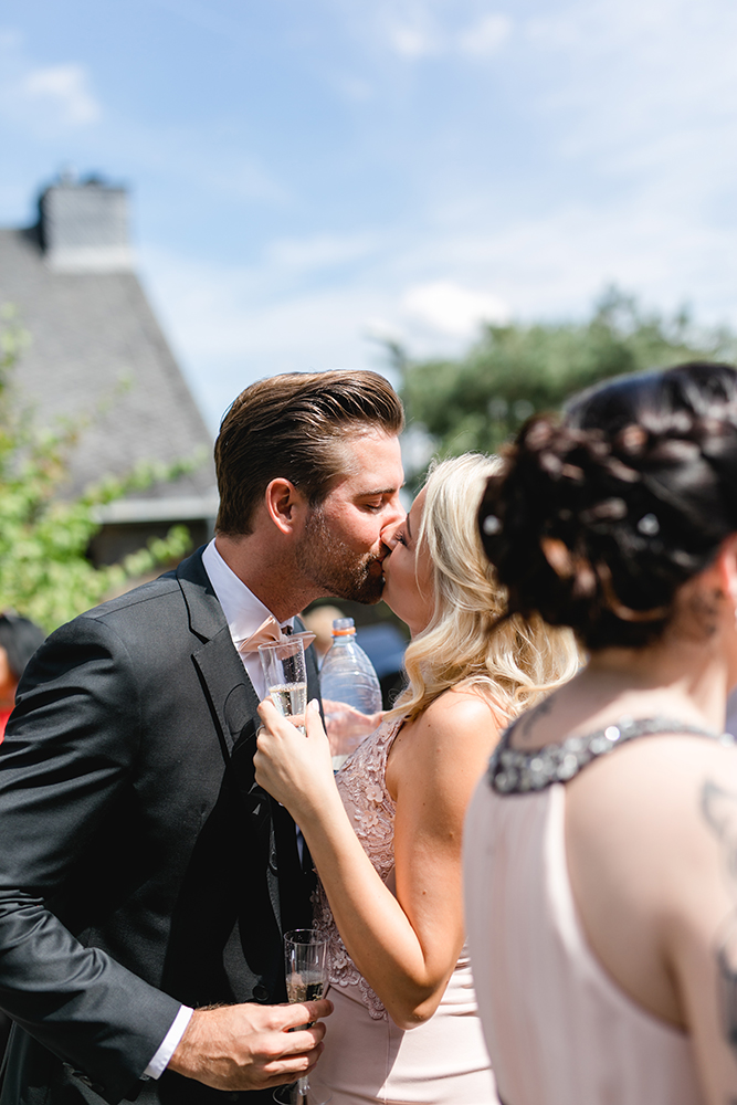 Trauzeugin küsst ihren Freund nach der Trauung am Hochzeitstag - Fotografin: Sonja Yasmin Fotografie, Hochzeitsfotografin in Köln, Bonn und ganz NRW, Fotografin für Portraitfotos und Familienfotos