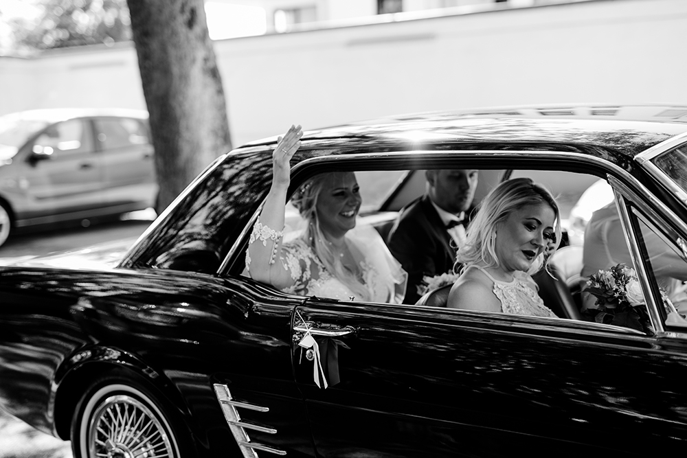 Braut und Bräutigam erreichen im Brautauto die Location - Fotografin: Sonja Yasmin Fotografie, Hochzeitsfotografin in Köln, Bonn und ganz NRW, Fotografin für Portraitfotos und Familienfotos