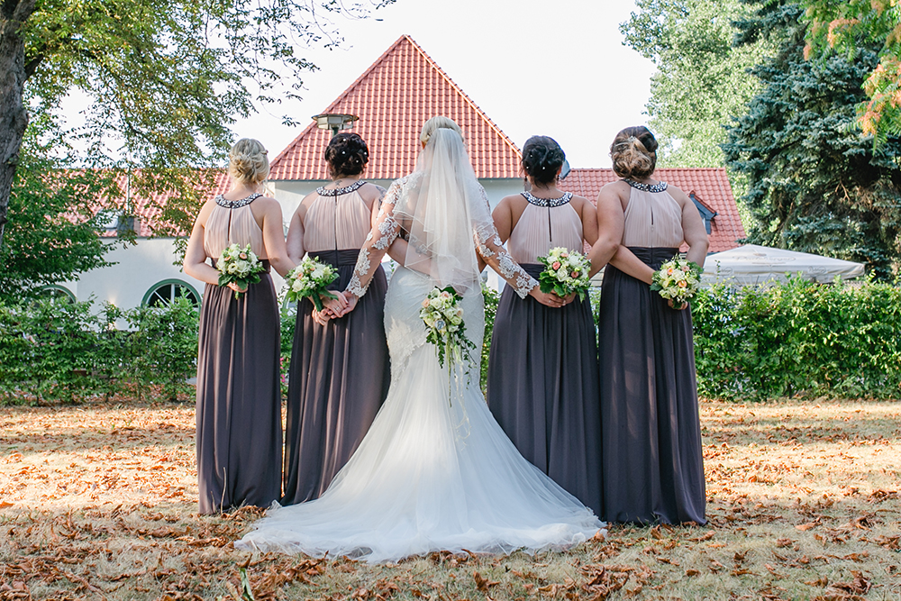 Die Braut mit ihren Brautjungfern vor der Location in Bonn - Fotografin: Sonja Yasmin Fotografie, Hochzeitsfotografin in Köln, Bonn und ganz NRW, Fotografin für Portraitfotos und Familienfotos
