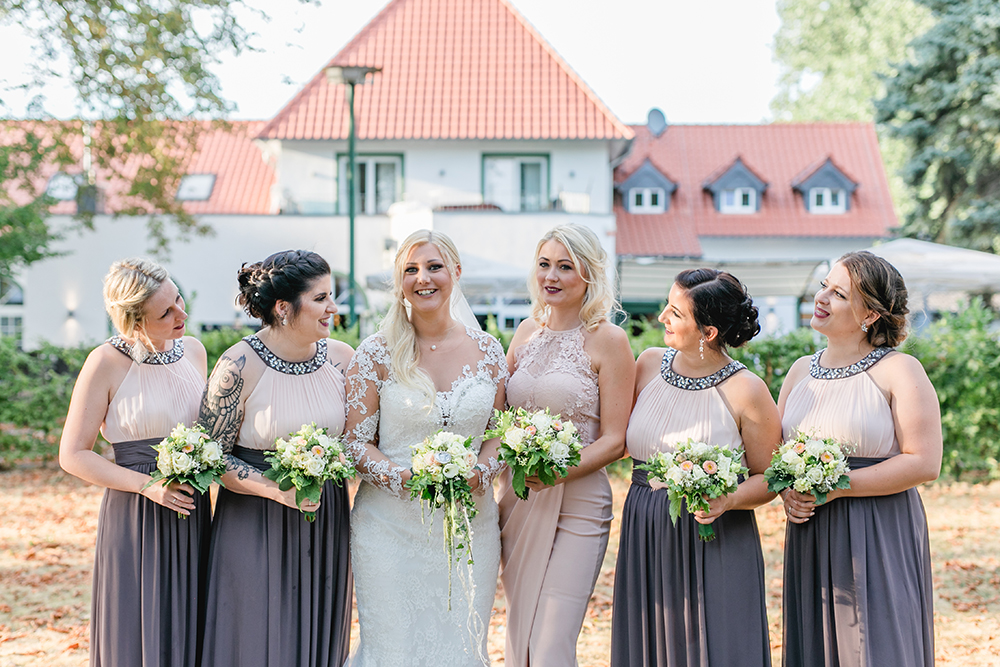 An der Location die Braut mit den Brautjungfern und der Trauzeugin - Fotografin: Sonja Yasmin Fotografie, Hochzeitsfotografin in Köln, Bonn und ganz NRW, Fotografin für Portraitfotos und Familienfotos