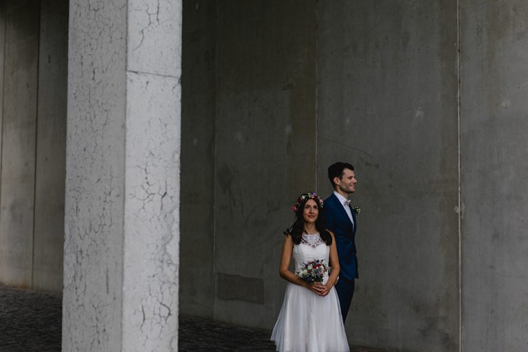 Braut und Bräutigam vor Betonwänden im Rheinauhafen in Köln - Fotografin: Sonja Yasmin Fotografie, Hochzeitsfotografin in Köln, Bonn und ganz NRW, Fotografin für Portraitfotos