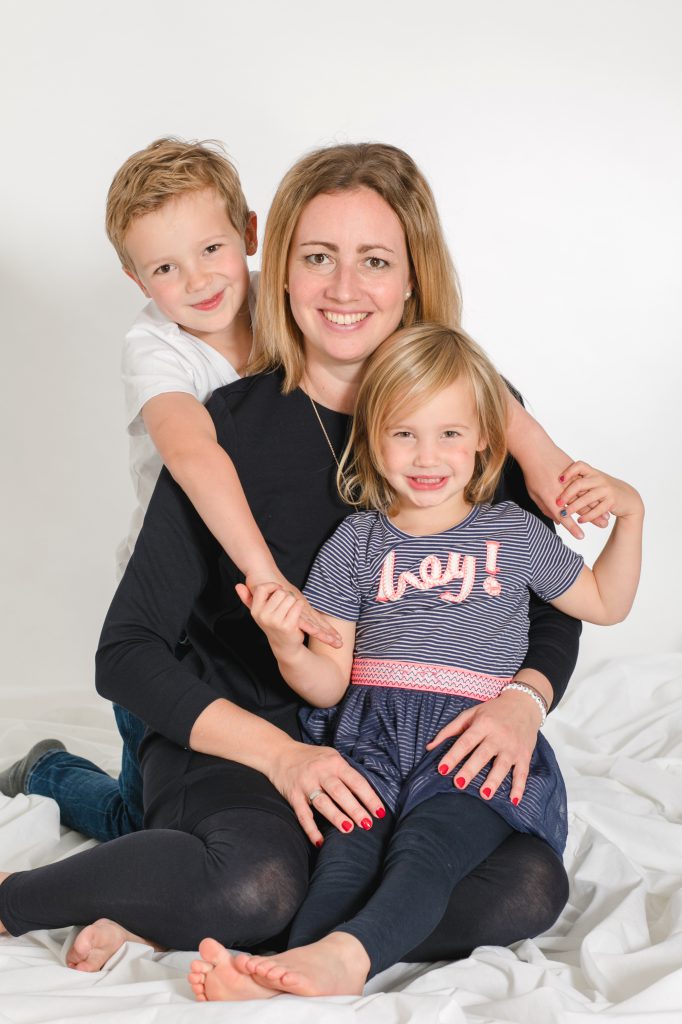 Mutter mit ihren beiden Kindern beim Fotoshooting im Studio in Wesseling - Fotografin: Sonja Yasmin Fotografie, Hochzeitsfotografin in Köln, Bonn und ganz NRW, Fotografin für Portraitfotos