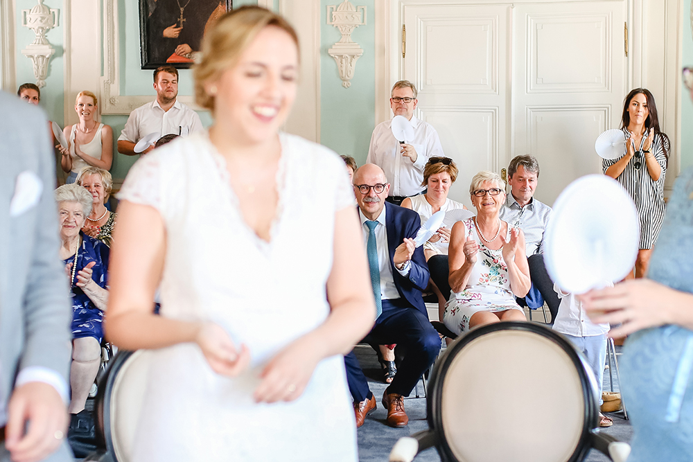 Die Gäste und Eltern des Brautpaares applaudieren dem frisch vermählten Ehepaar - Fotografin: Sonja Yasmin Fotografie, Hochzeitsfotografin in Köln, Bonn und ganz NRW, Fotografin für Portraitfotos