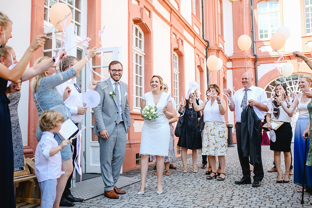 Empfang des Brautpaares nach der Trauung in der Abtei Brauweiler - Fotografin: Sonja Yasmin Fotografie, Hochzeitsfotografin in Köln, Bonn und ganz NRW, Fotografin für Portraitfotos