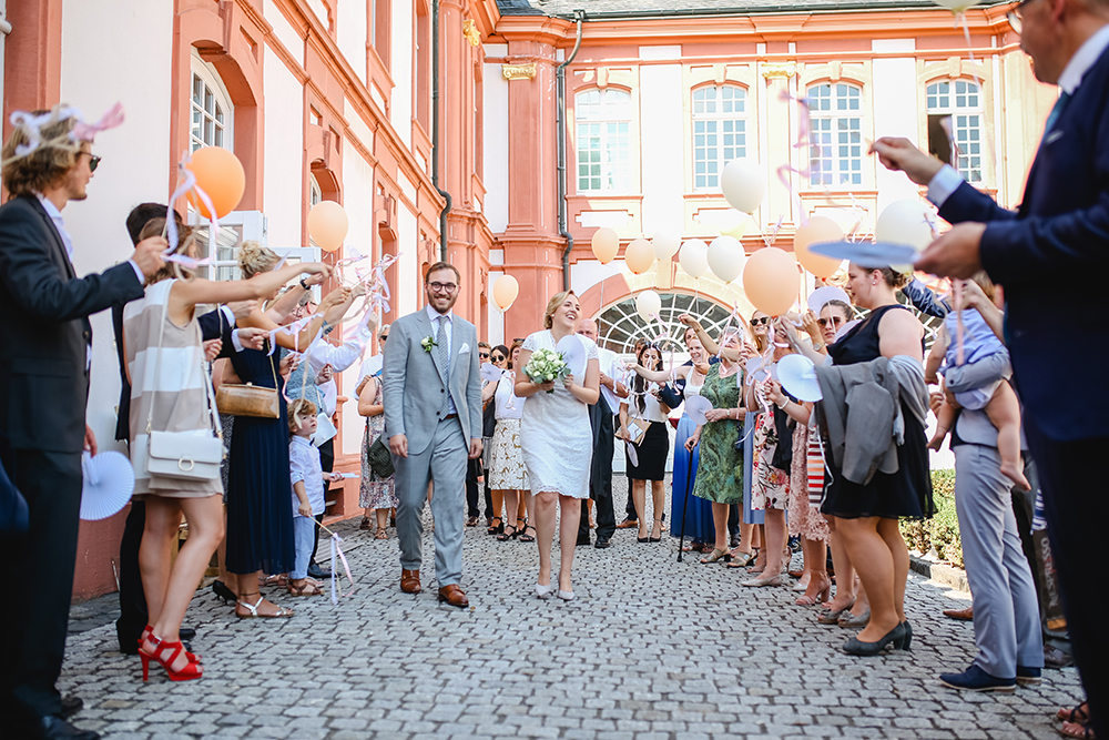 Gäste empfangen das Brautpaar nach der standesamtlichen Trauung in der Abtei Brauweiler - Fotografin: Sonja Yasmin Fotografie, Hochzeitsfotografin in Köln, Bonn und ganz NRW, Fotografin für Portraitfotos