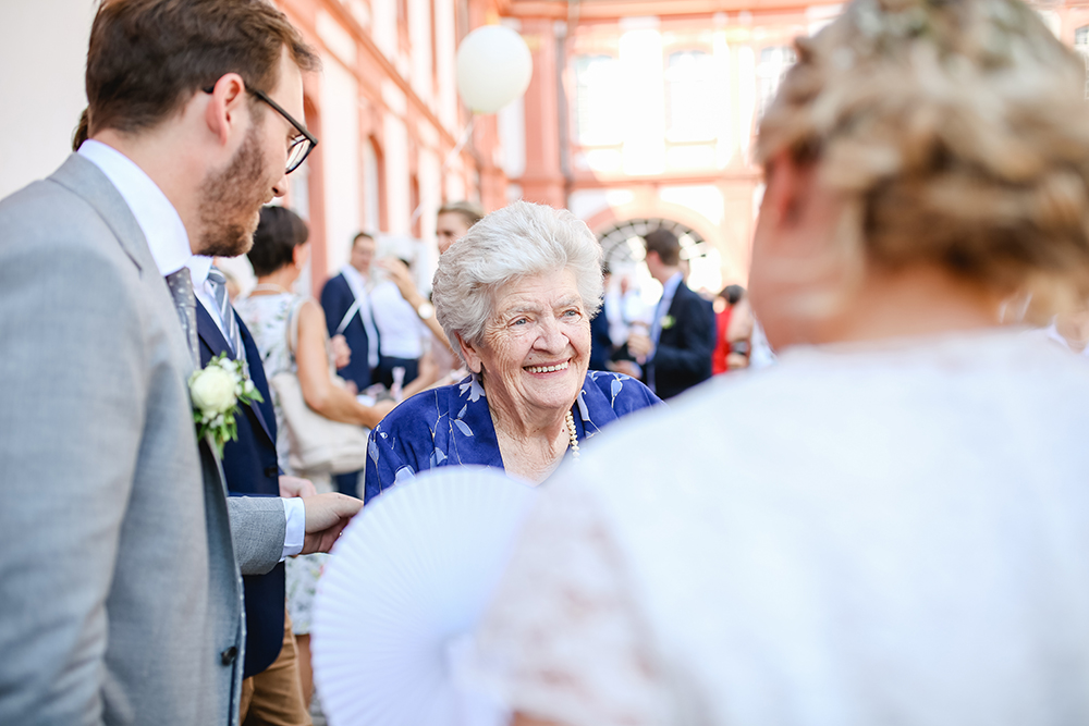 Großmutter beglückwünscht dem Brautpaar nach der standesamtlichen Trauung in der Abtei Brauweiler - Fotografin: Sonja Yasmin Fotografie, Hochzeitsfotografin in Köln, Bonn und ganz NRW, Fotografin für Portraitfotos