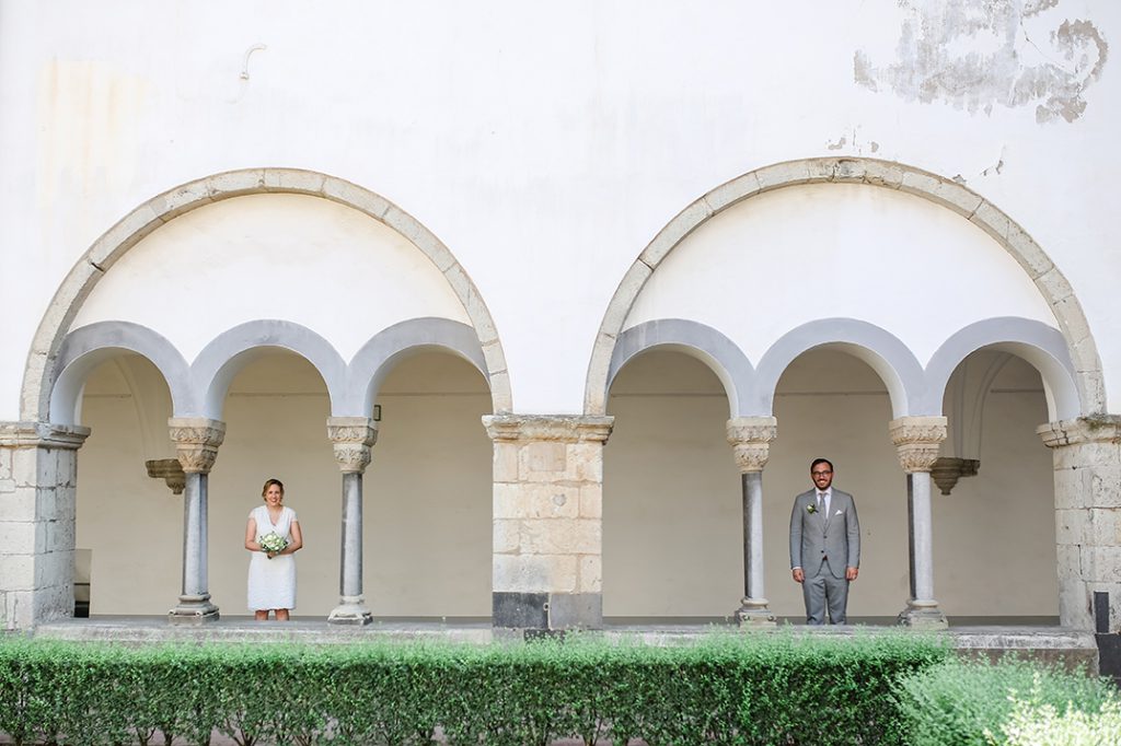Das Brautpaar beim Paarshooting in der Abtei Brauweiler - Fotografin: Sonja Yasmin Fotografie, Hochzeitsfotografin in Köln, Bonn und ganz NRW, Fotografin für Portraitfotos