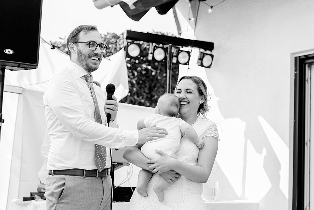 Das Brautpaar feierte mit ihrem Baby im eigenen Garten - Fotografin: Sonja Yasmin Fotografie, Hochzeitsfotografin in Köln, Bonn und ganz NRW, Fotografin für Portraitfotos