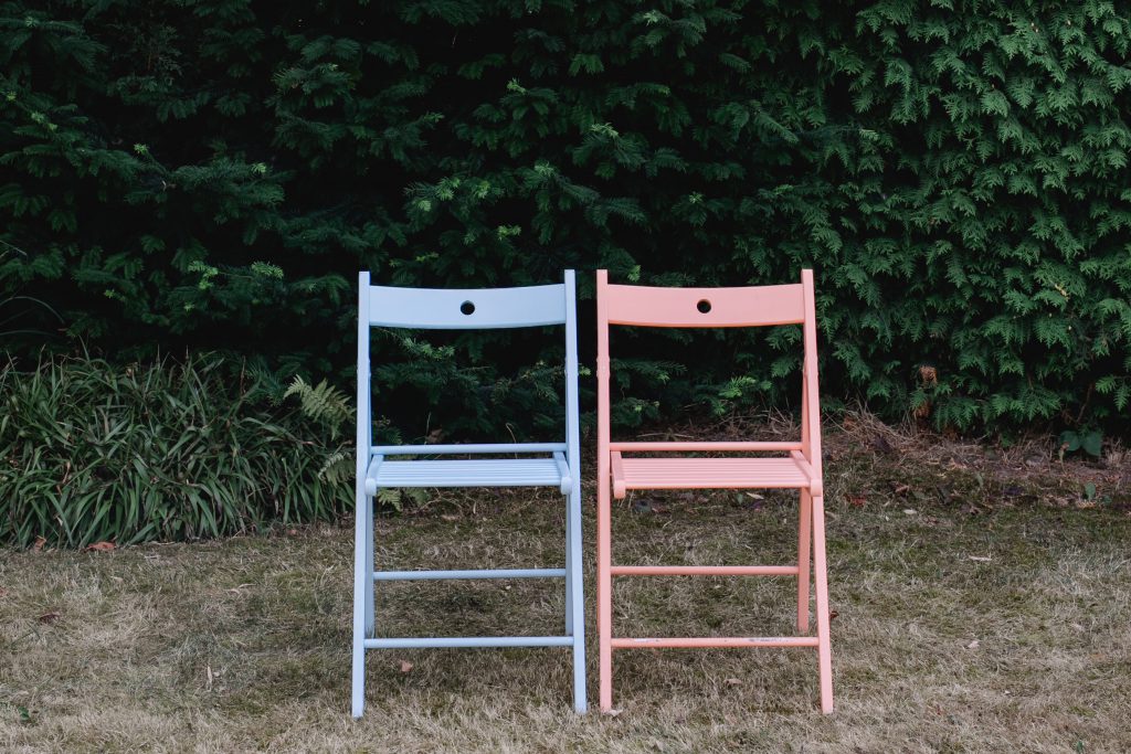 Die Stühle für die Gartenparty des Brautpaares waren geliehen von Nimm Platz - Fotografin: Sonja Yasmin Fotografie, Hochzeitsfotografin in Köln, Bonn und ganz NRW, Fotografin für Portraitfotos